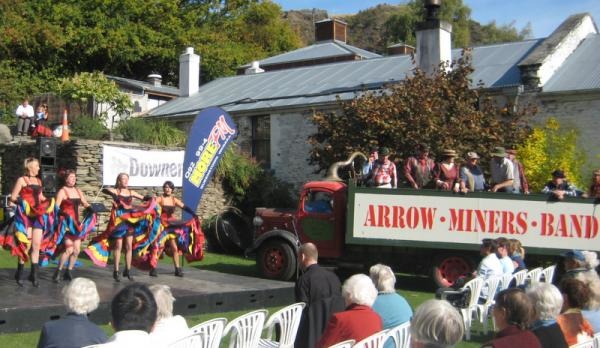 Lunchtime Entertainment at the Arrowtown Autumn Festival